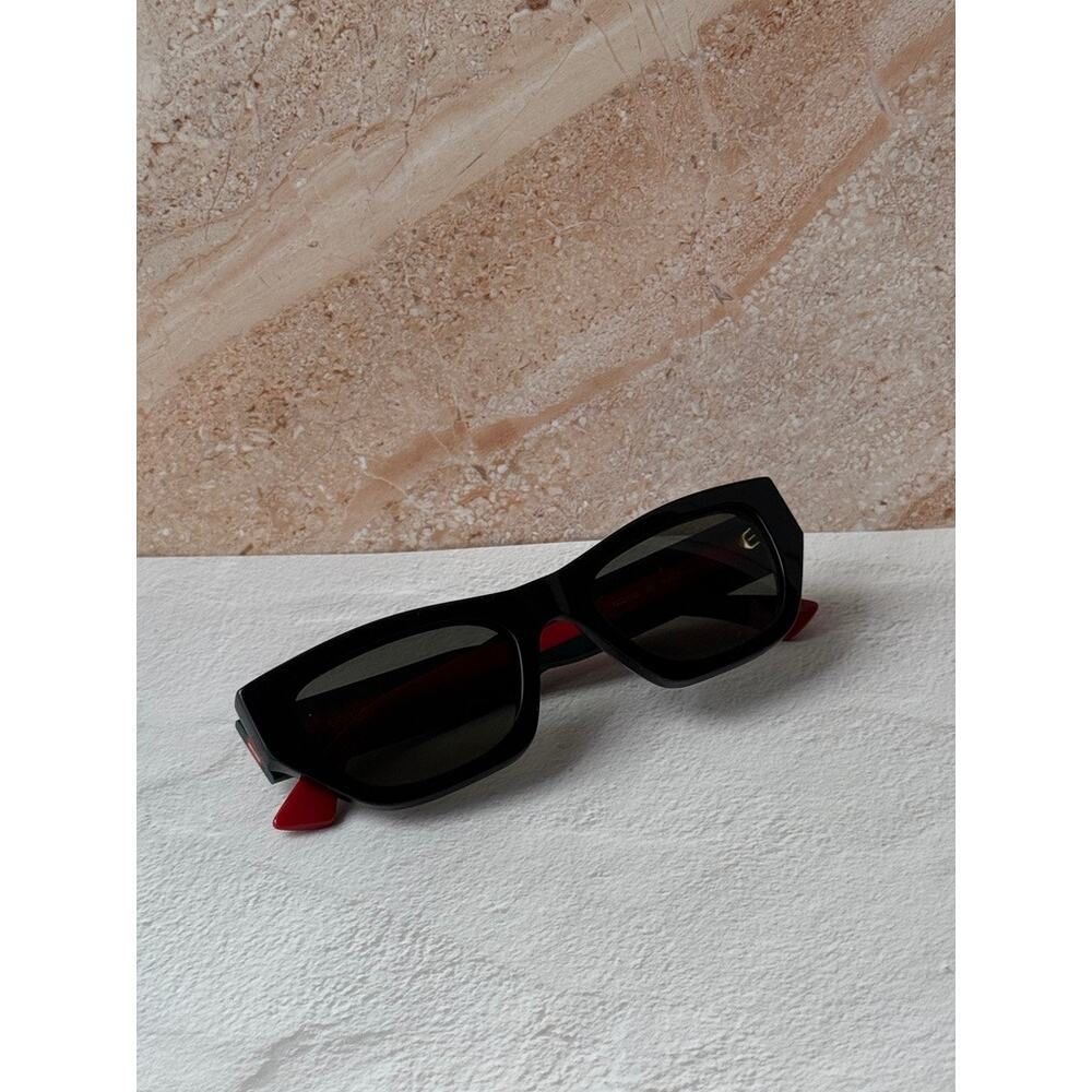 NEW Gucci GG2116S Black Cat Eye Striped Sunglasses $440 - Picture 6 of 7